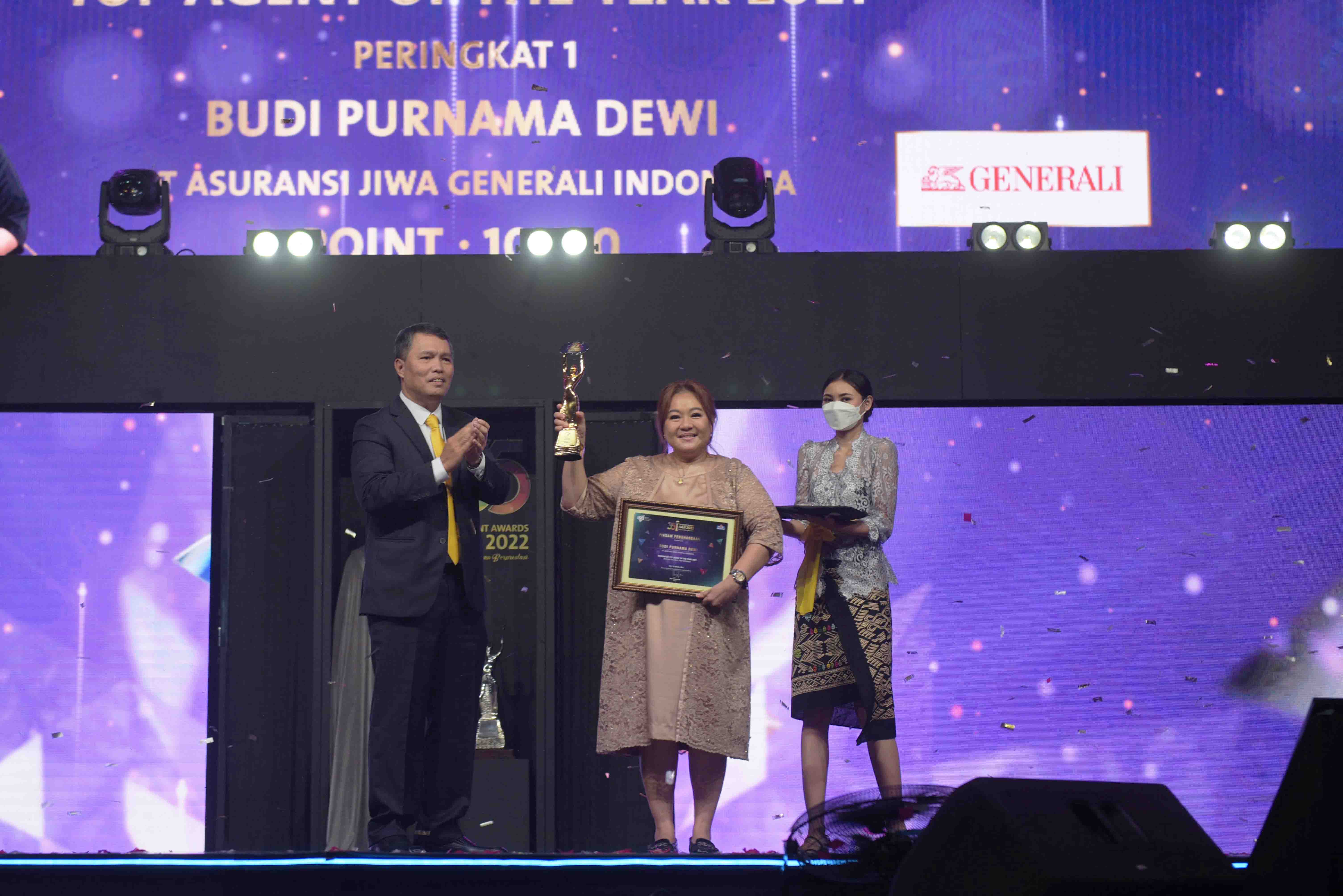 Asosiasi Asuransi Jiwa Indonesia Berikan Penghargaan Kepada Top Agent Award di Gala Dinner