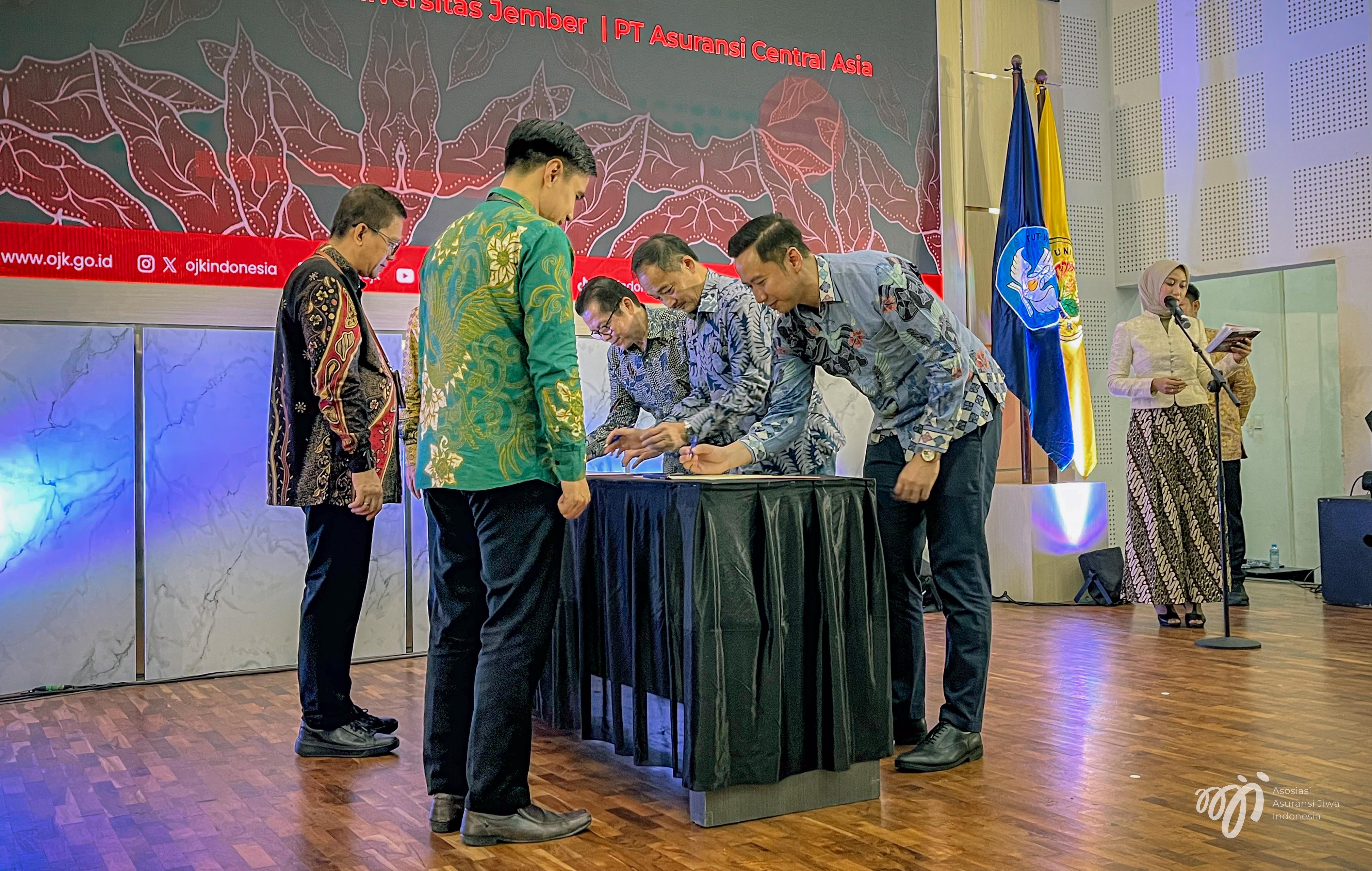 AAJI Dukung Kuliah Umum OJK di UNEJ, Perkuat Literasi Asuransi dan Kenalkan Beasiswa Harry Diah